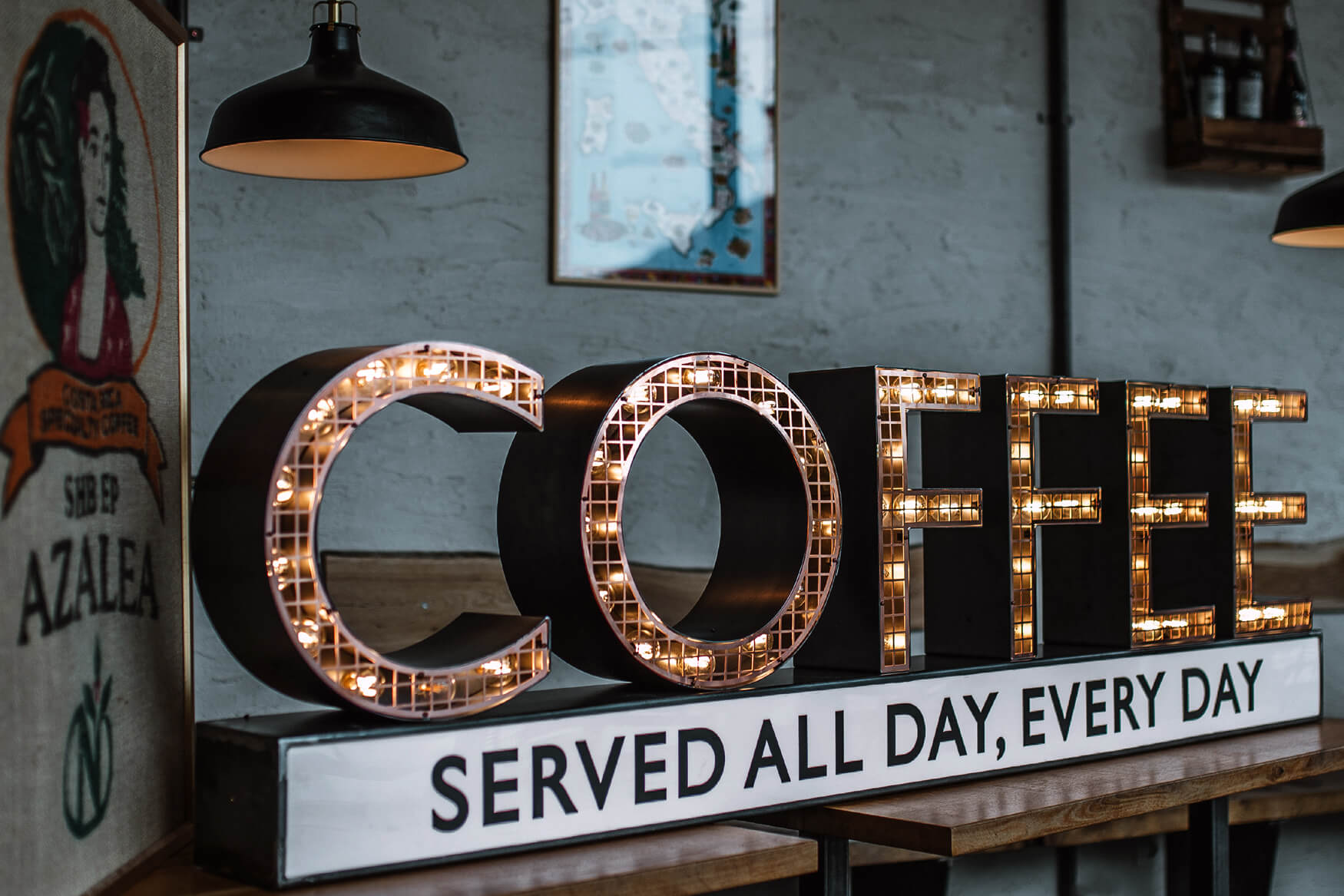 Koffie - Letters met gloeilampen op een frame